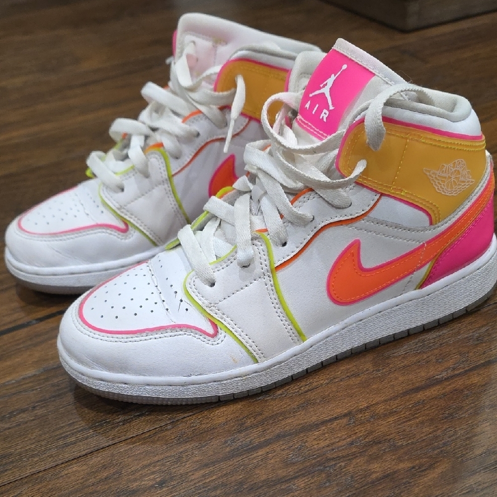 Nike Air Jordan 1 Mid SE 'Edge Glow' Youth Sneakers